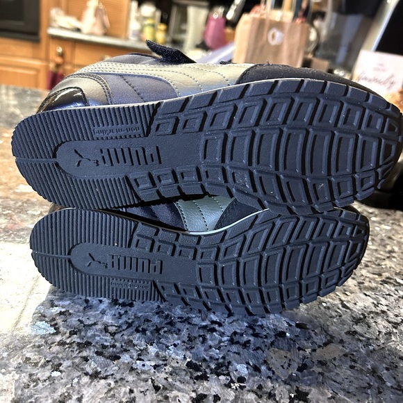 Puma sneakers for toddlers. Size 3c . Black. - Picture 5 of 6